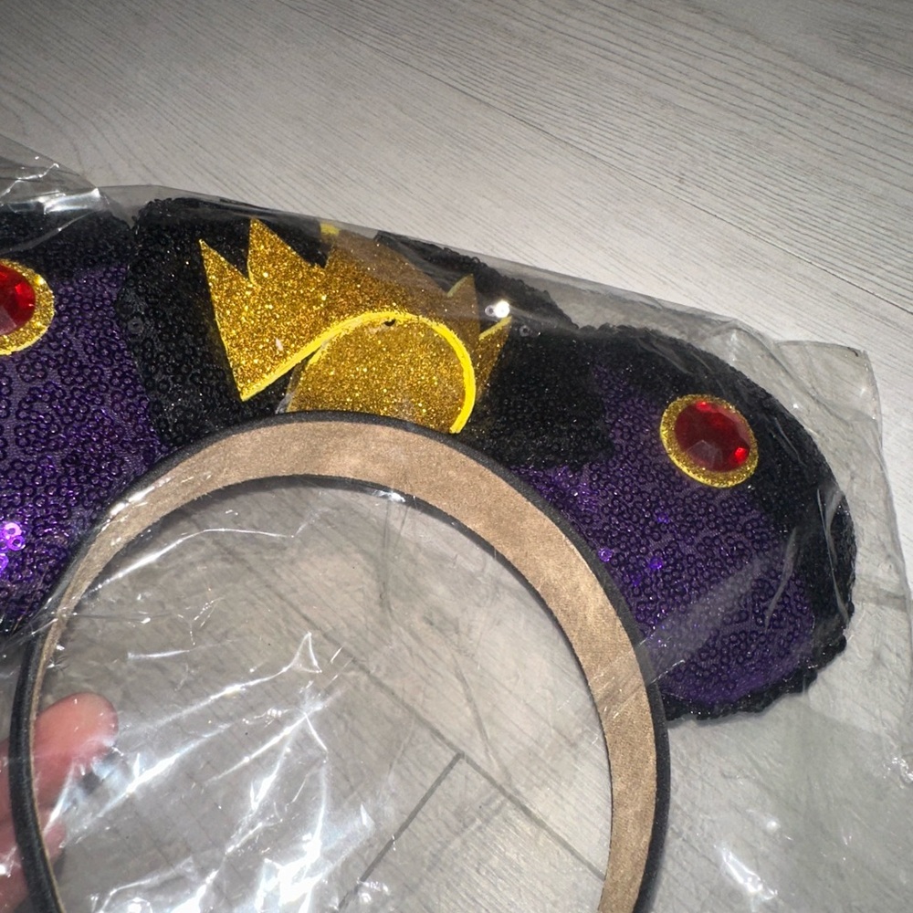 New custom evil queen disney ears
M - Picture 3 of 4